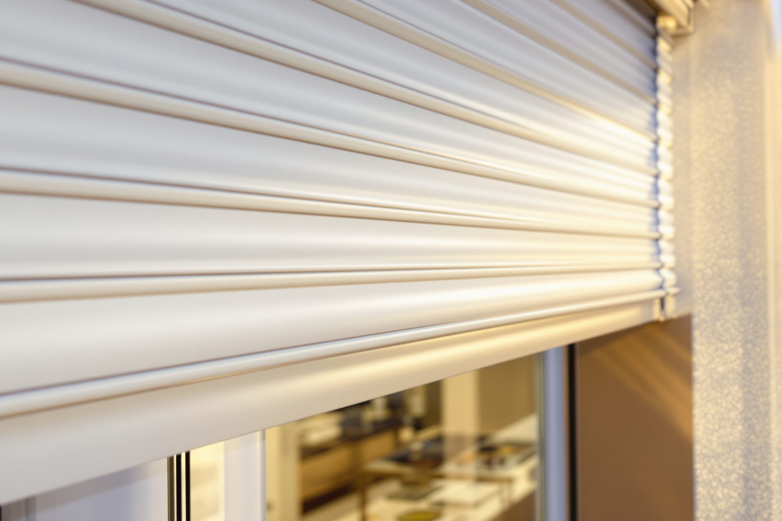 Volet roulant aluminium anthracite sur une façade contemporaine à Lyon